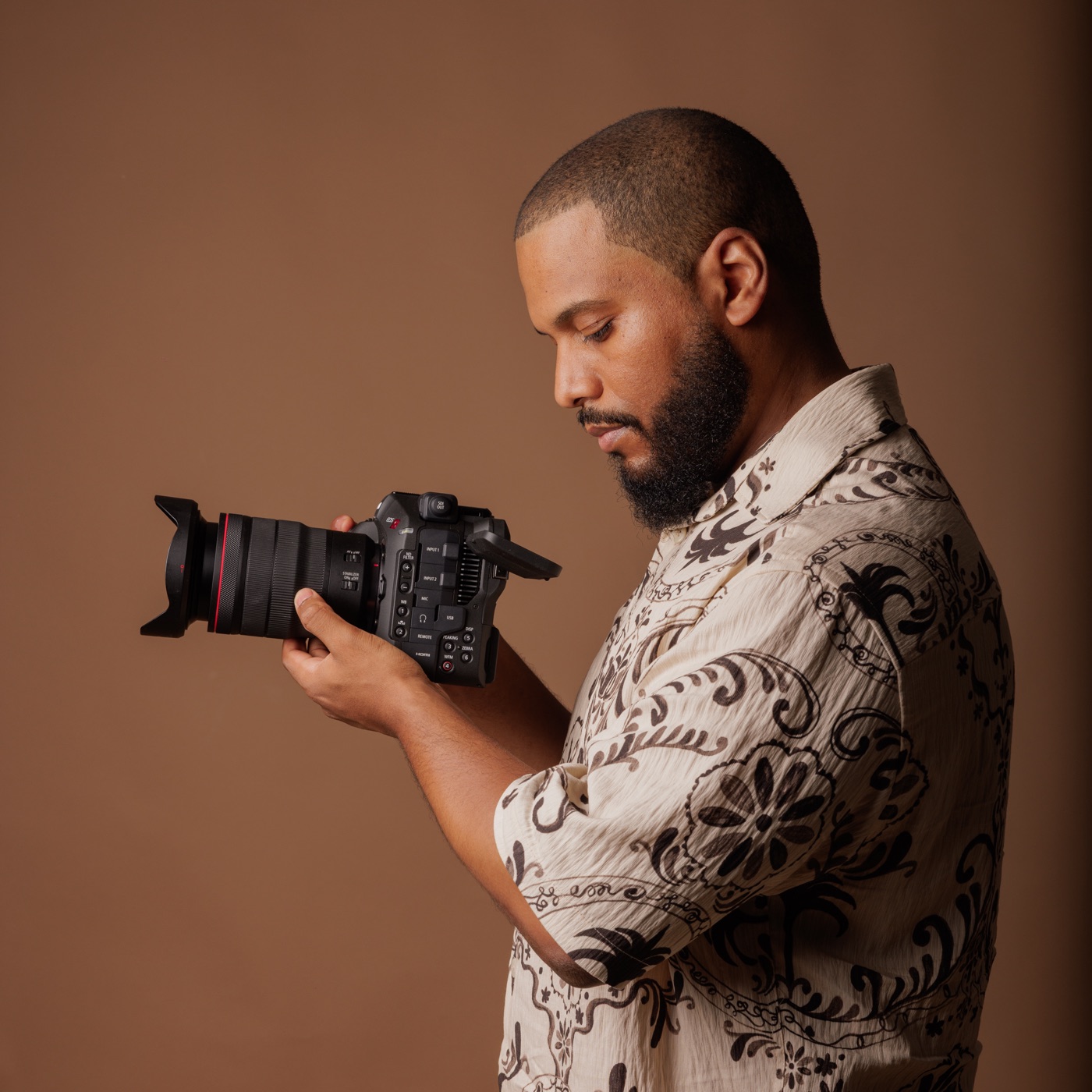 Mounir Hansali, wedding photographer and filmmaker, holding his camera